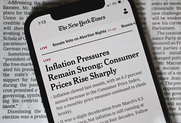 Headlines on a smart phone in headlines & bulletin news