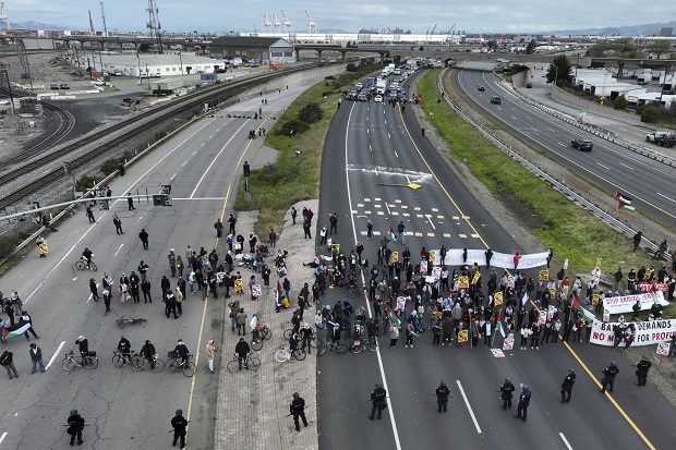 One of the protests 405 freeway shutdown in bulletin news