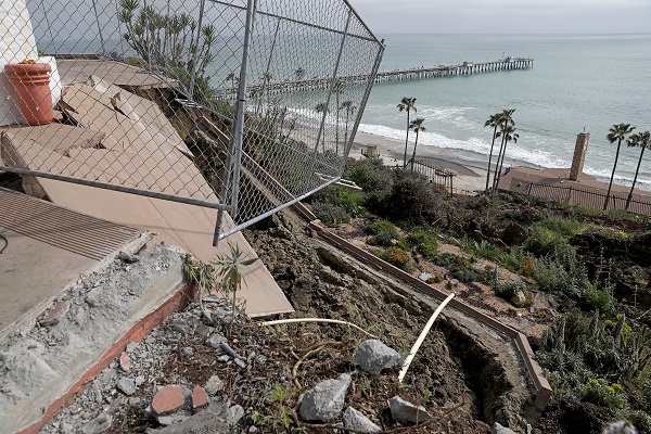 An example of Calfornia's erosion of coastal areas in headline news & online news