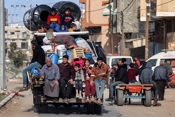 People fleeing Rafah in Gaza in bulletin news & world news