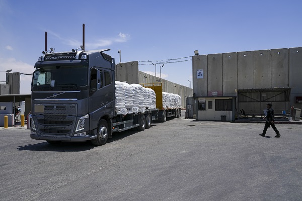 Aid truck to Gaza in headline news & online news