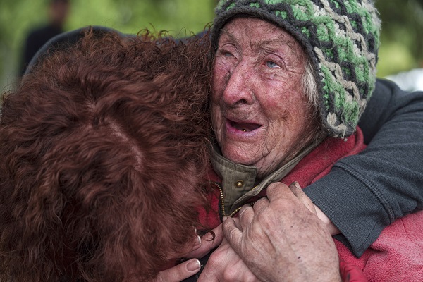 A woman crying in northeastern Ukraine & breaking news