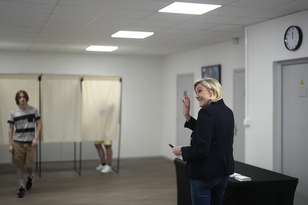 Marine Le Pen voting in France's legislative elections & breaking news