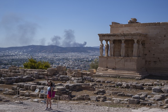 The Acropolis closure during Europe's heat wave in bulletin news