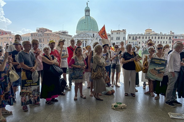 Venice day-trippers and a new tax in world news