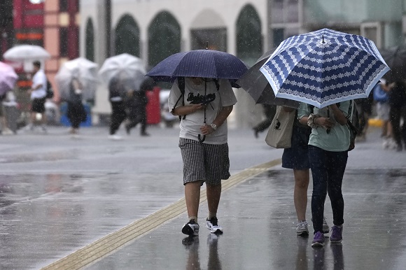 Japan's typhoon in online news