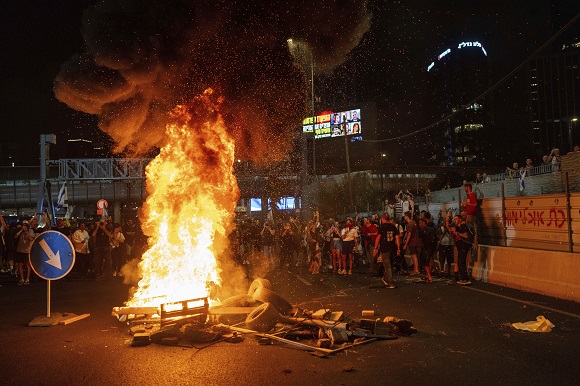 Bonfires at Israeli protests in online news