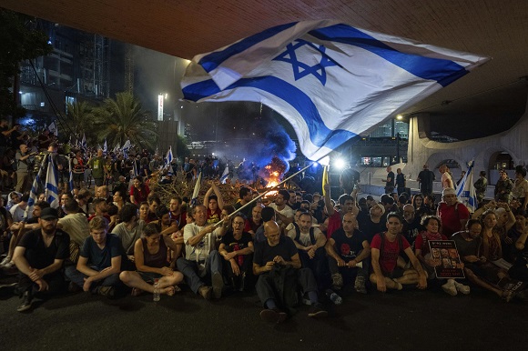 Flag waving in Israeli protests in breaking news