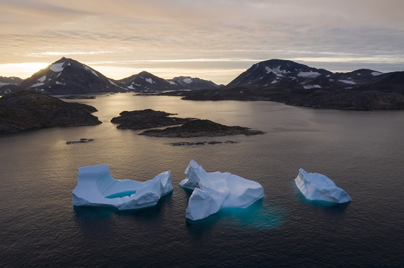 online news   headlines   world news   Greenland   resource rich